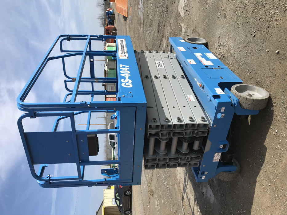 2019 Genie GS-4047 Folding rails with half height swing gate