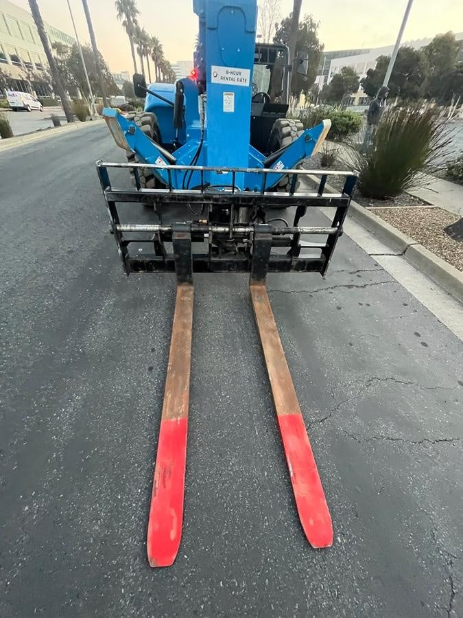 2021 GENIE 72" Swing Carriage - Genie