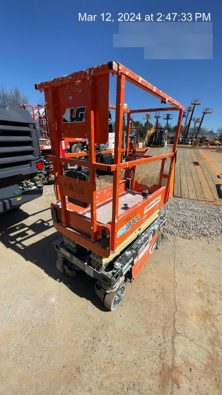 2021 JLG ES1330L
