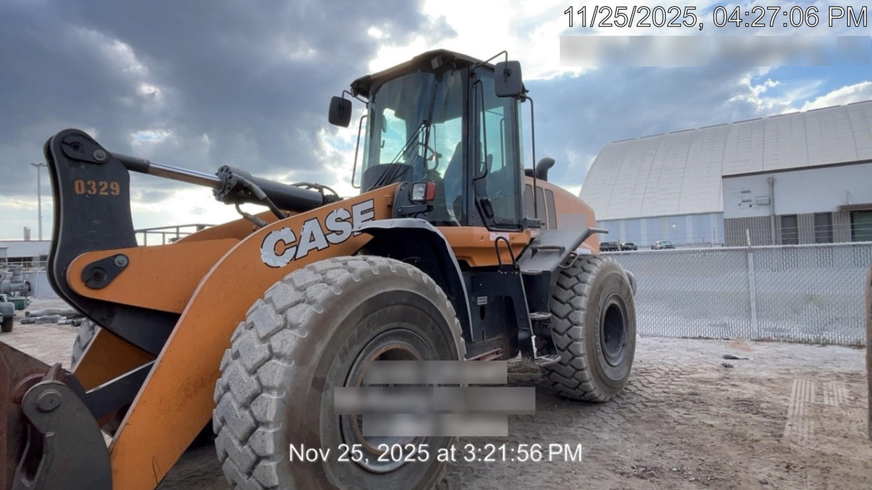 2017 Case 821G CLOSED CAB, JRB 418 STYLE HYD COUPLER