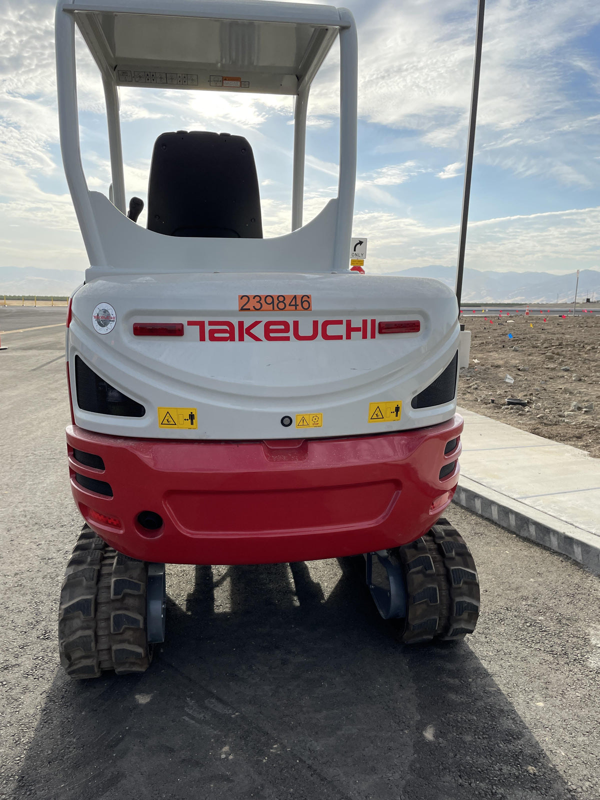2022 TAKEUCHI TB235-2R