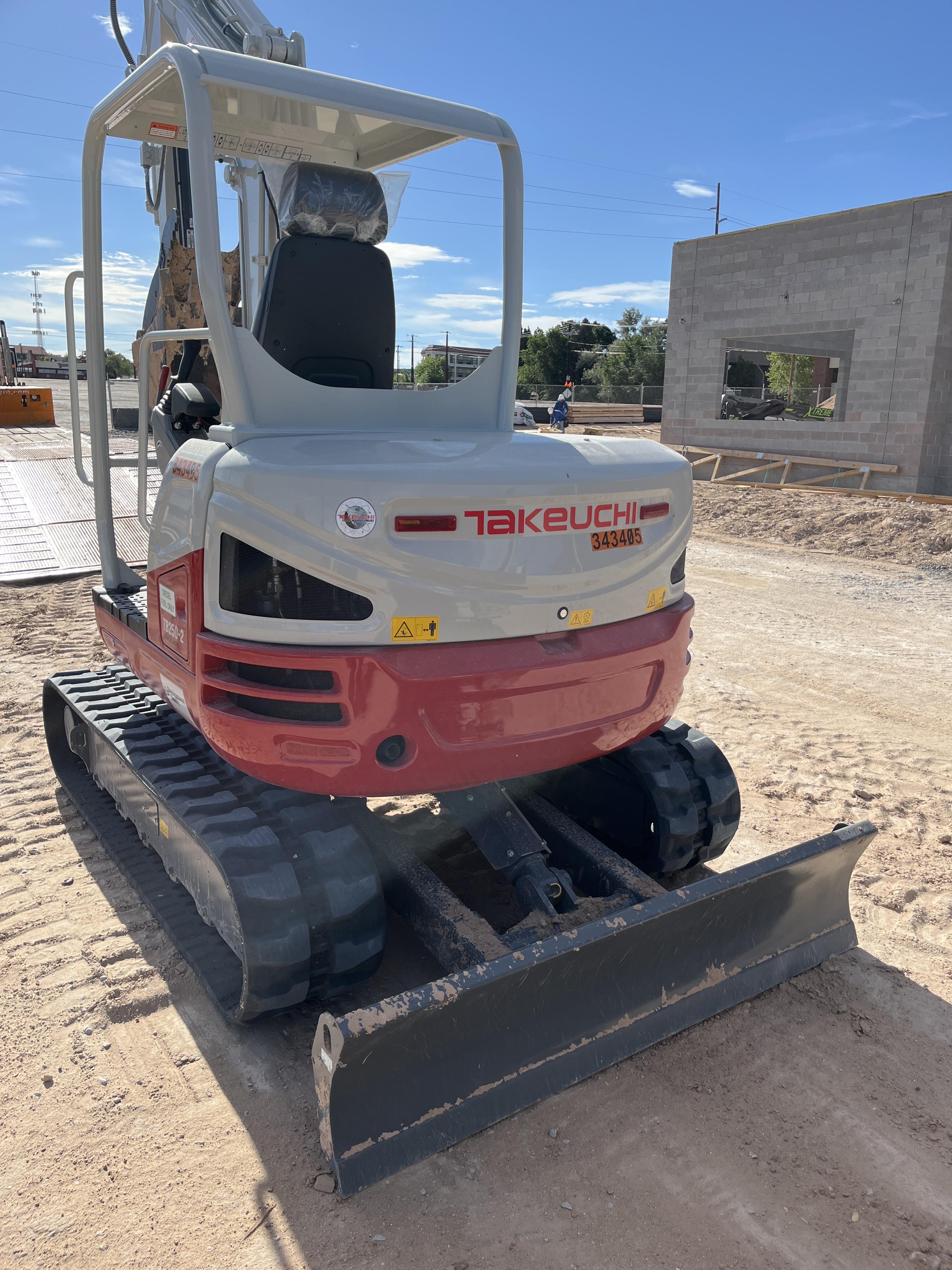 2023 TAKEUCHI TB250-2R