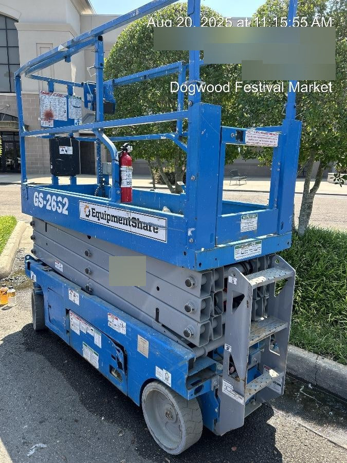 2019 Genie GS-2632 Folding rails with half height swing gate