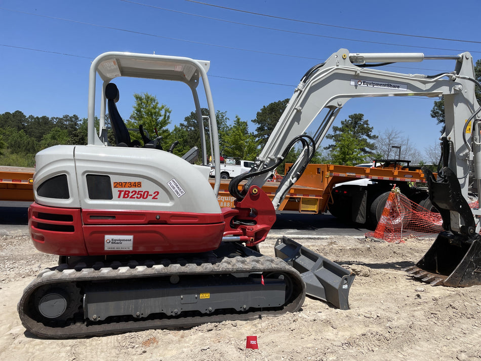 2023 TAKEUCHI TB250-2R