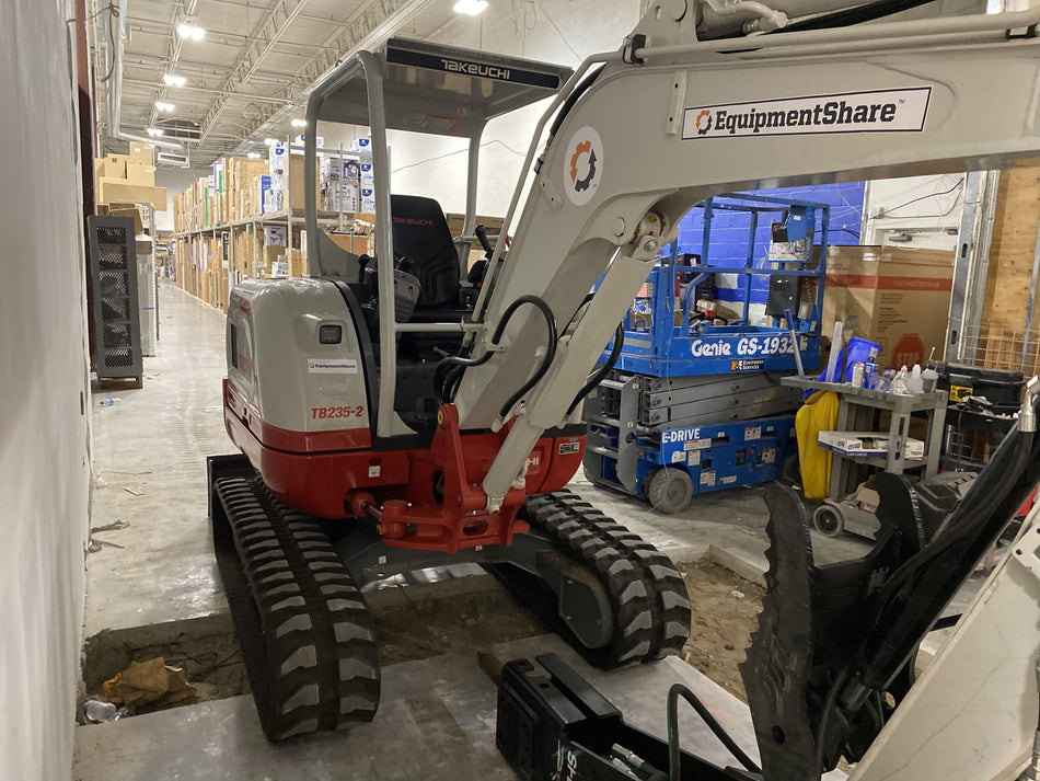 2022 TAKEUCHI TB235-2R