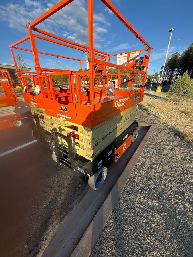 2025 JLG ES3246