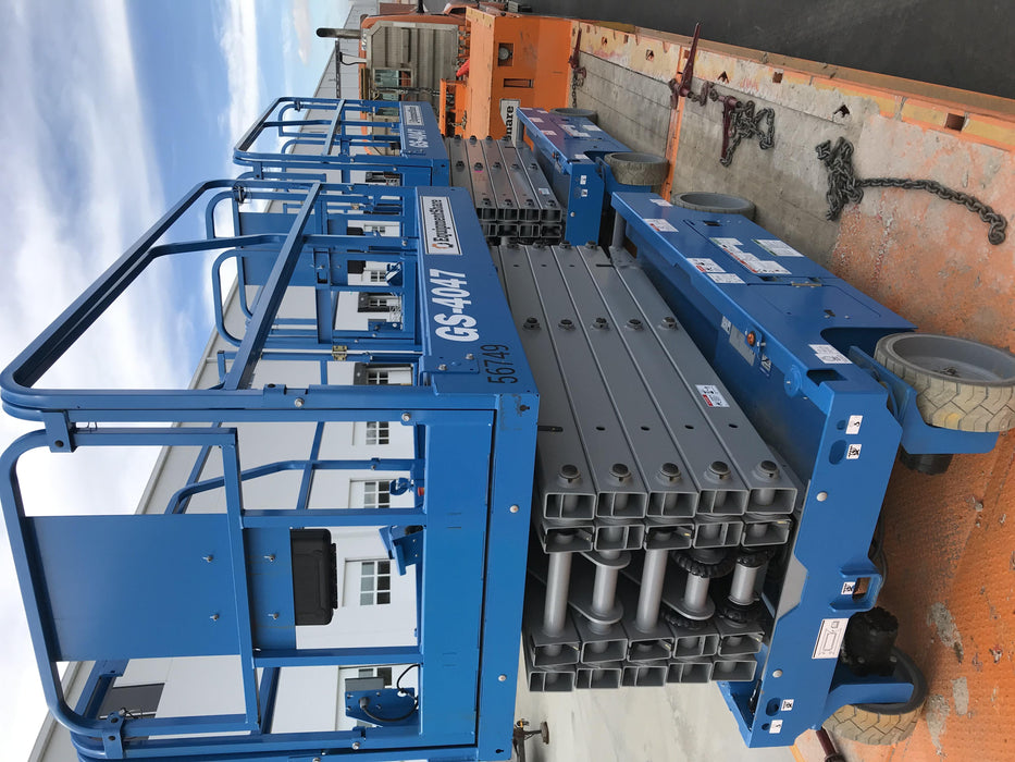 2019 Genie GS-4047 Folding rails with half height swing gate