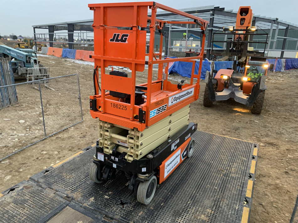 2021 JLG ES1932