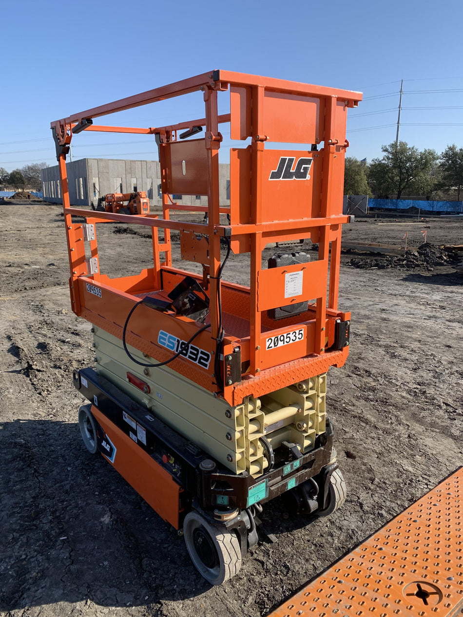 2022 JLG ES1932