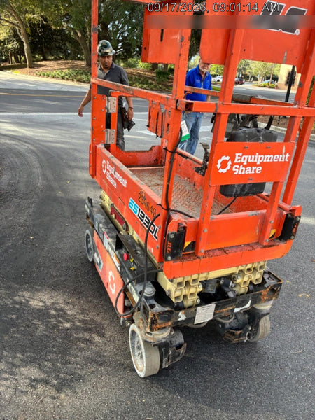 2022 JLG ES1330L