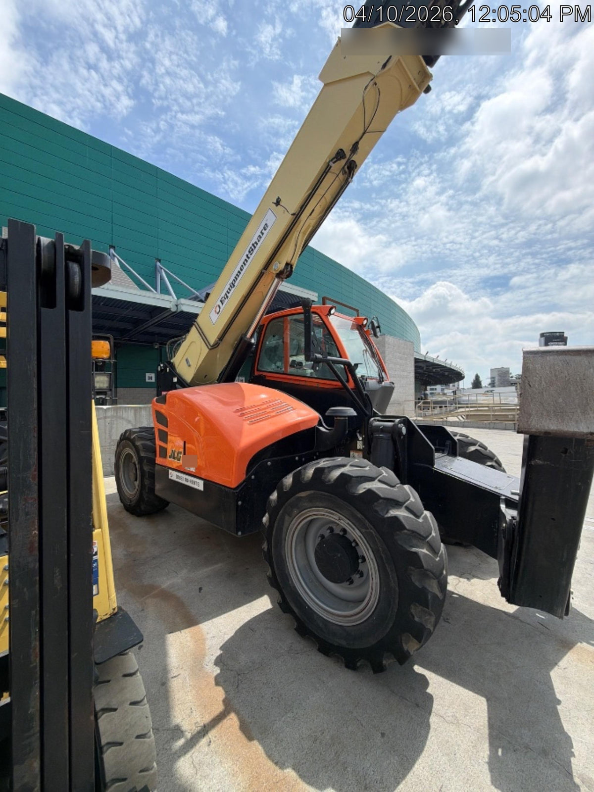 2022 JLG 1075