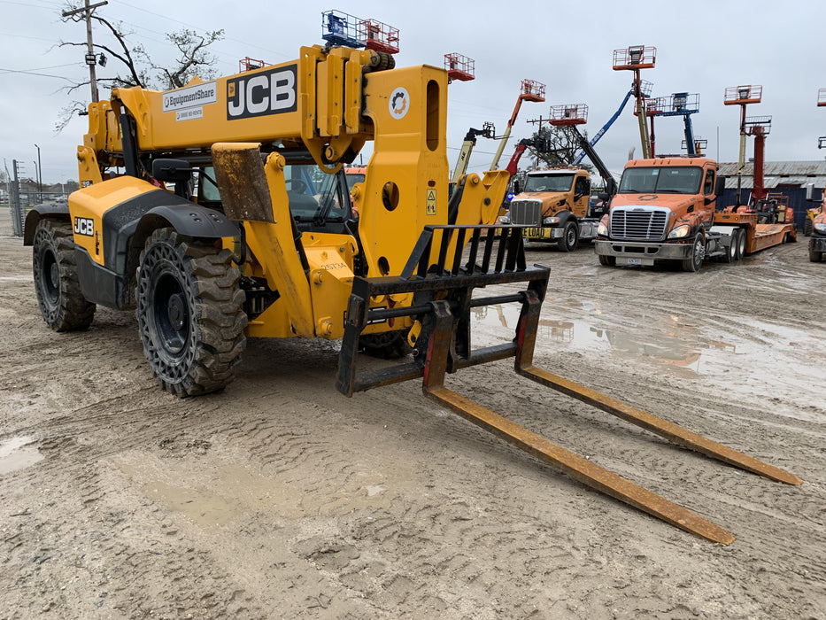 2019 JCB 512-56 109 HP w/CAB/HVAC, Beacon, Aux Hydraulics, Worklights, Solid Tires w/60" Carriage/Forks