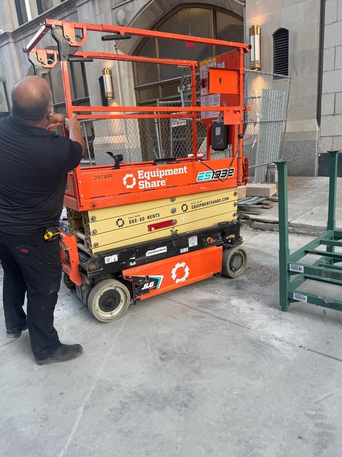 2023 JLG ES1932