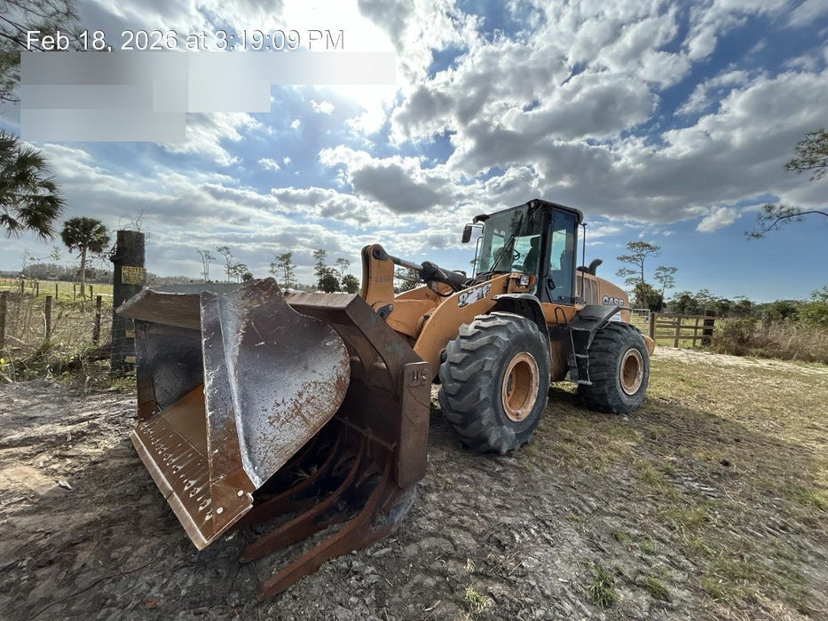 2016 Case 821F CLOSED CAB, JRB 418 STYLE HYD COUPLER