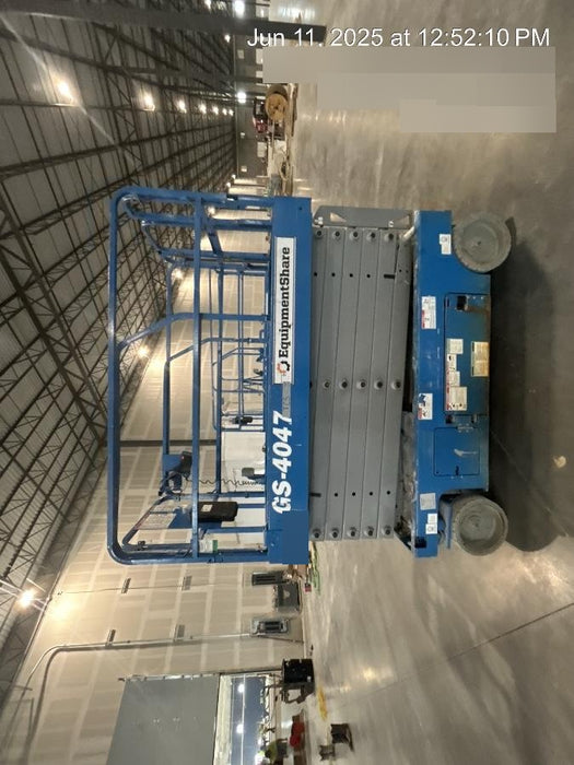2019 Genie GS-4047 Folding rails with half height swing gate