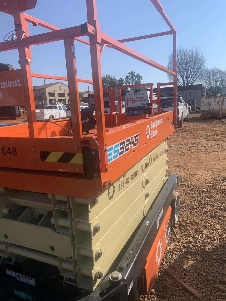 2022 JLG ES3246