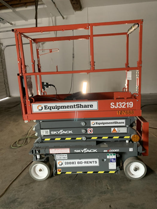 2020 Skyjack SJIII-3219 Solid NM Tires, Half height spring hinged entry gate, Dual Beacons, 800W Inverter