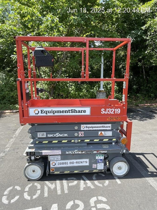 2020 Skyjack SJIII-3219 Solid NM Tires, Half height spring hinged entry gate, Dual Beacons, 800W Inverter