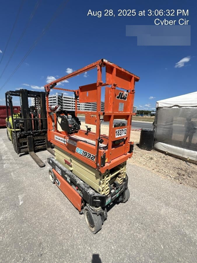 2021 JLG ES1932