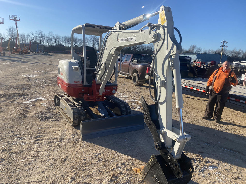 2021 TAKEUCHI TB235-2R