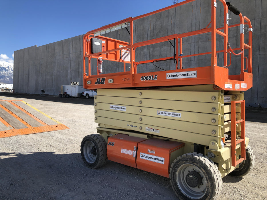 2019 JLG 4069LE Solid Non Marking Tires, Rotating Beacon