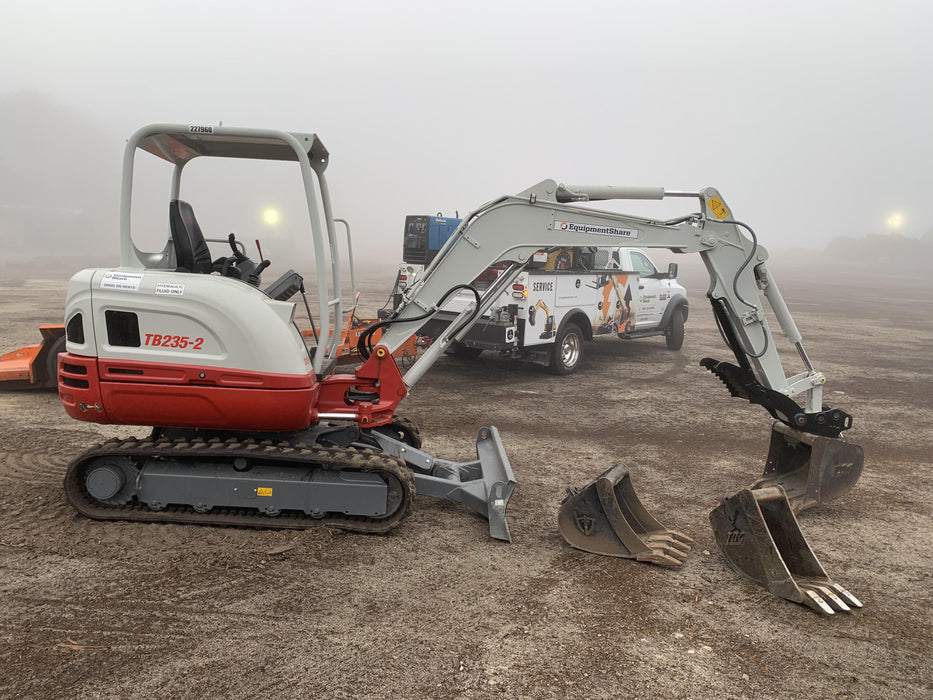 2022 TAKEUCHI TB235-2R