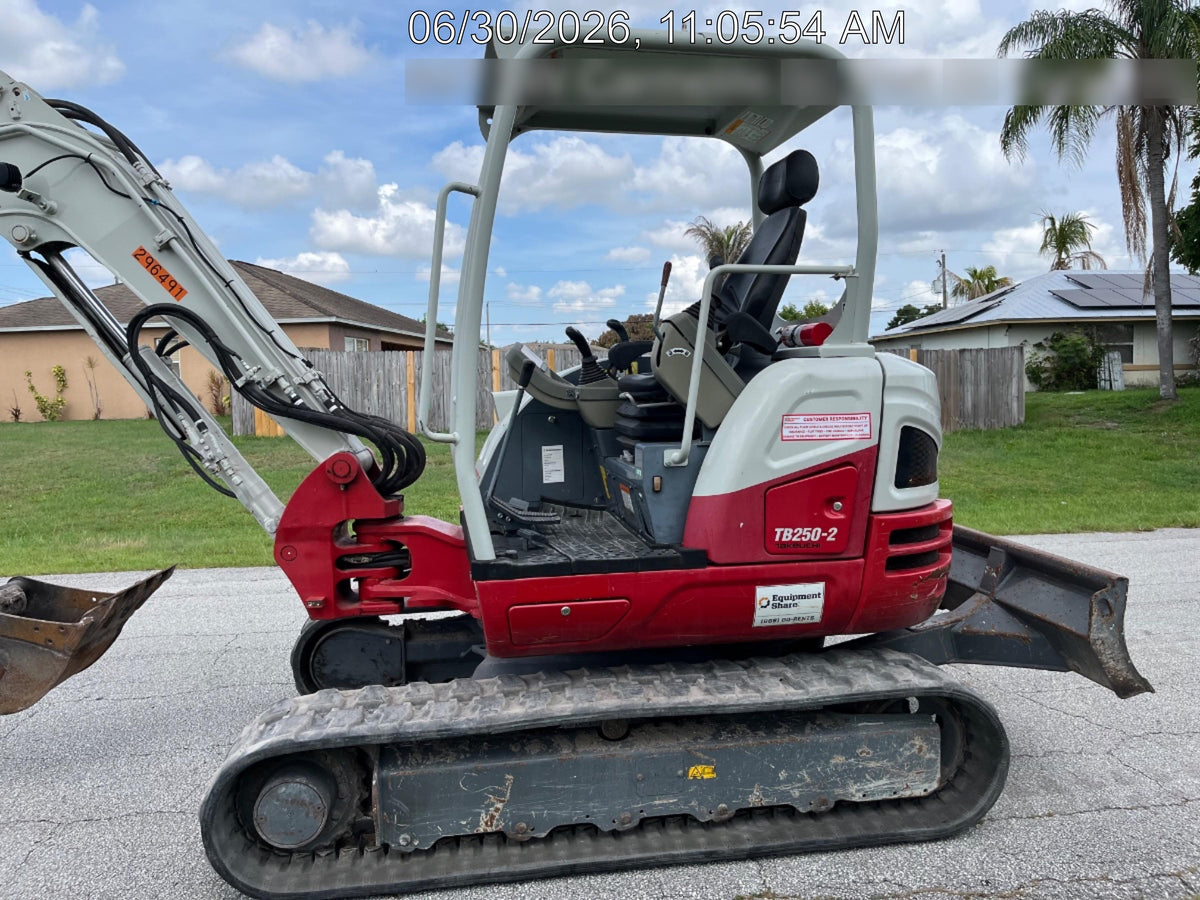2023 TAKEUCHI TB250-2R