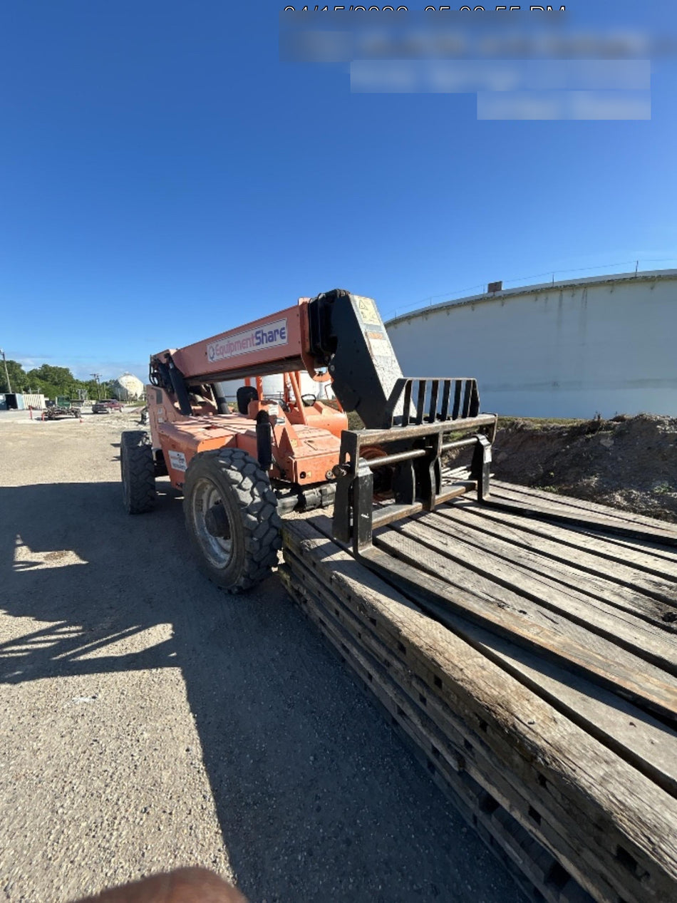 2016 JLG 8042