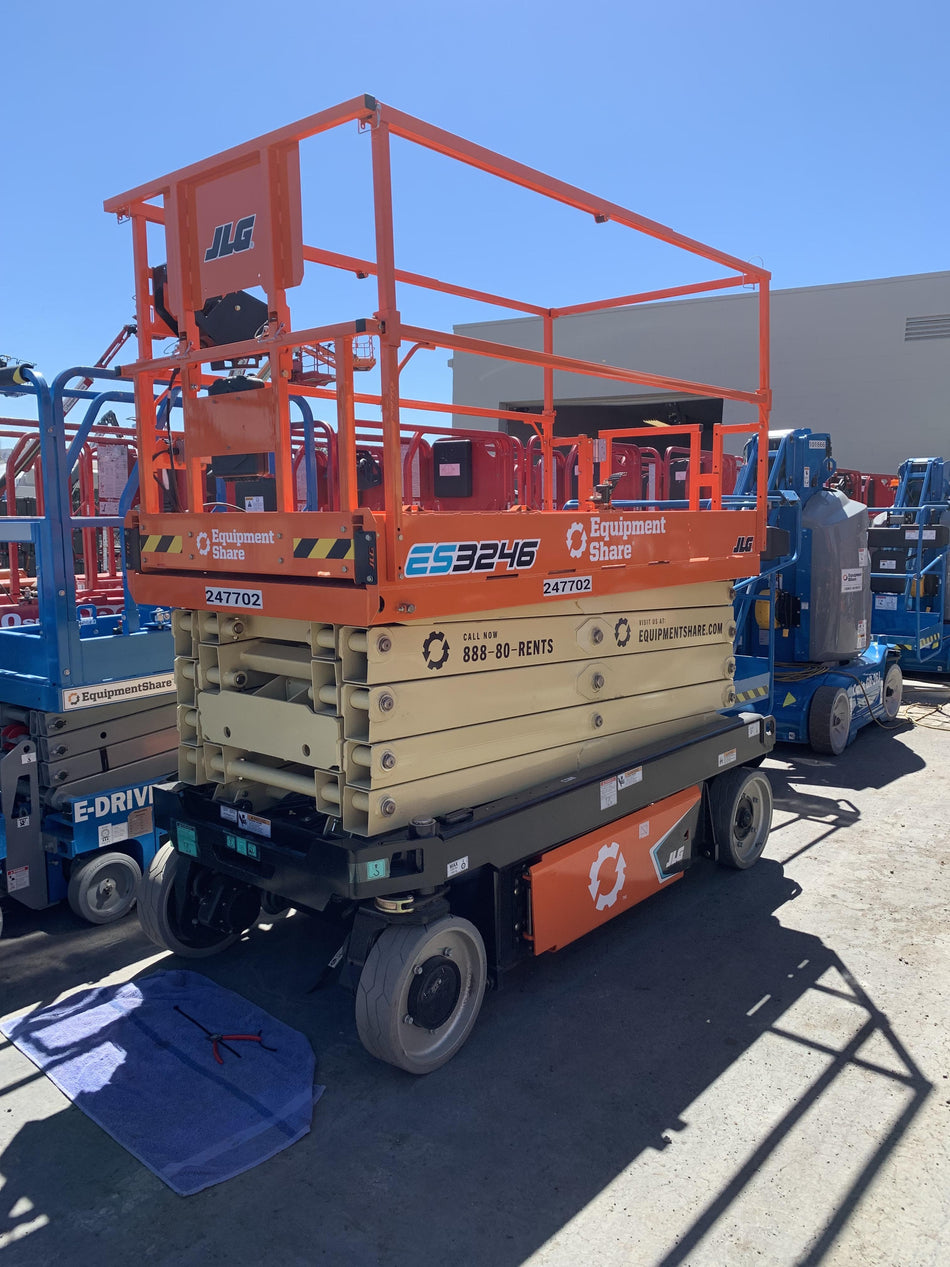 2022 JLG ES3246