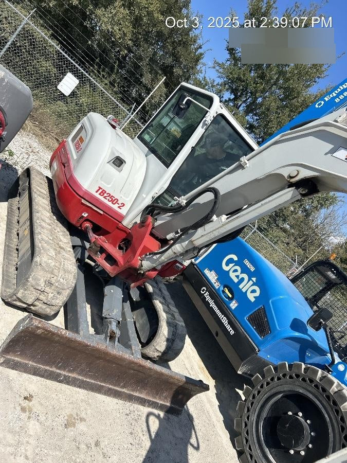 2023 TAKEUCHI TB250-2CR