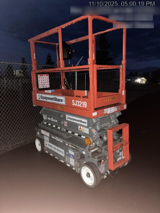 2020 Skyjack SJIII-3219 Solid NM Tires, Half height spring hinged entry gate, Dual Beacons, 800W Inverter