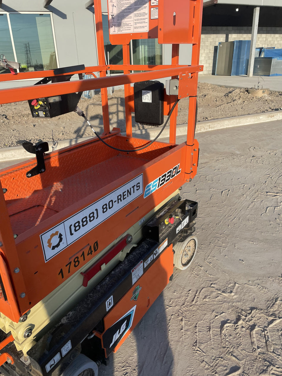 2021 JLG ES1330L