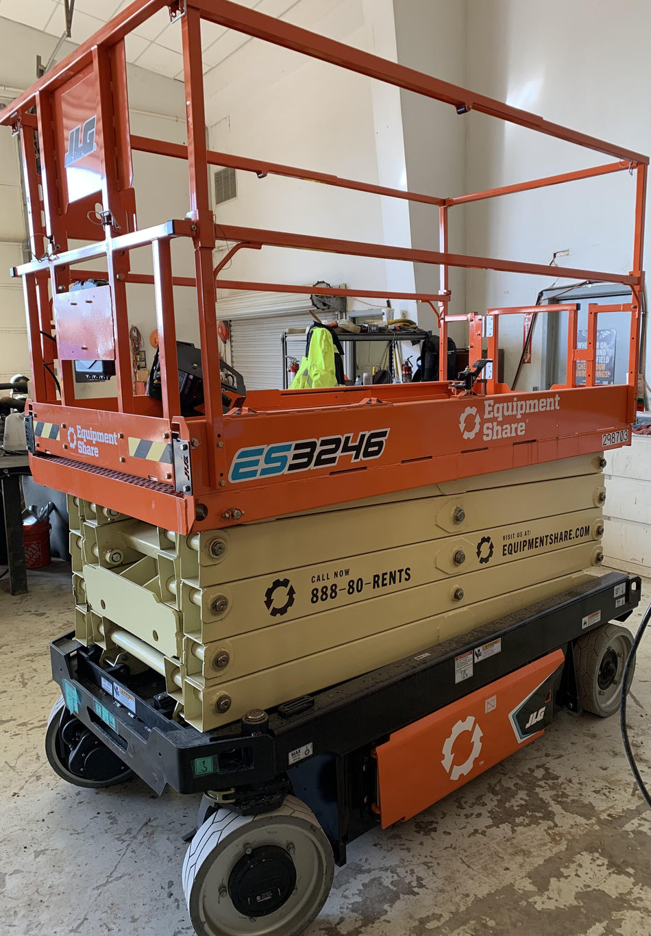 2023 JLG ES3246
