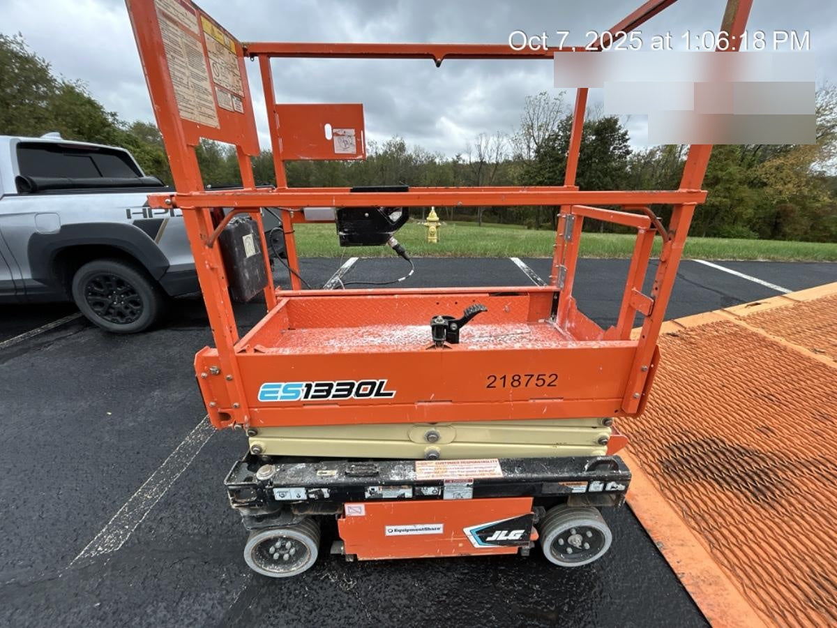 2022 JLG ES1330L