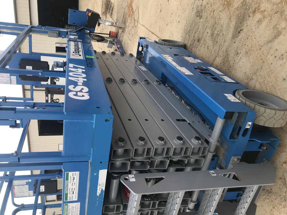 2019 Genie GS-4047 Folding rails with half height swing gate