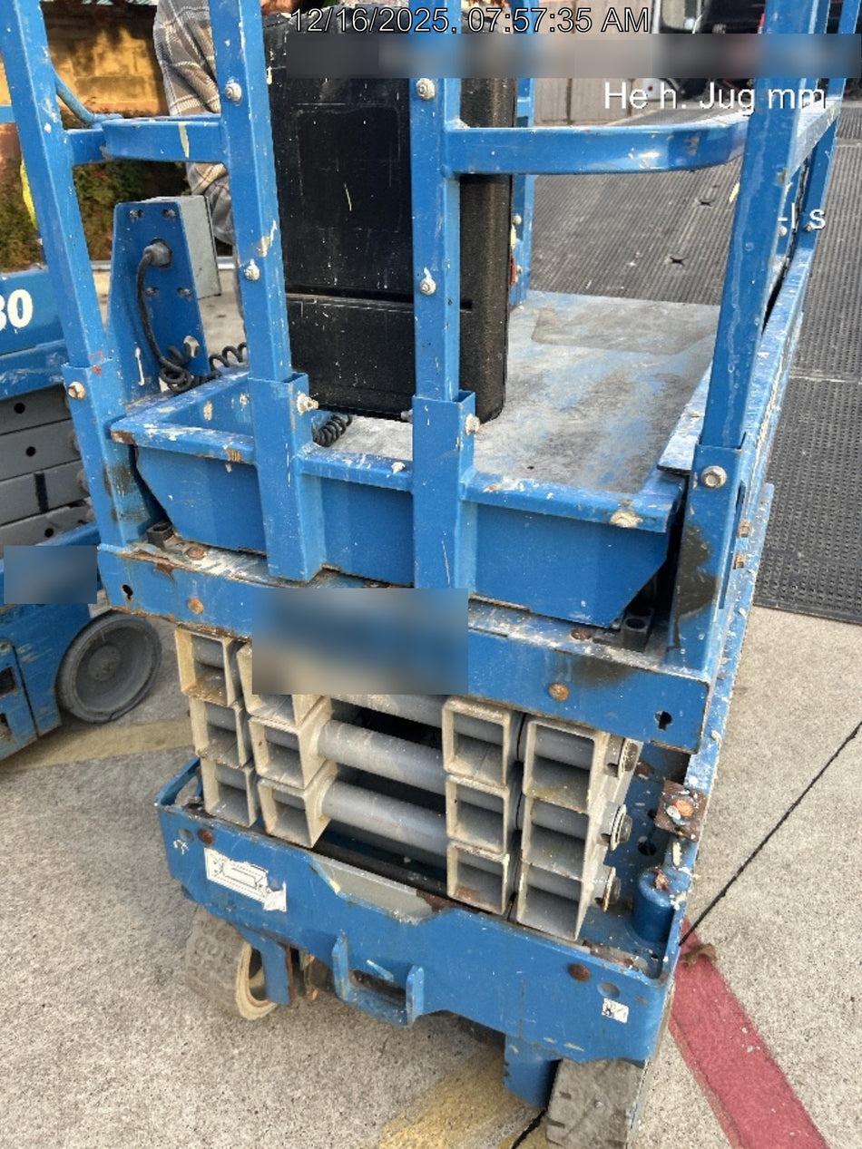 2019 Genie GS-2632 Folding rails with half height swing gate