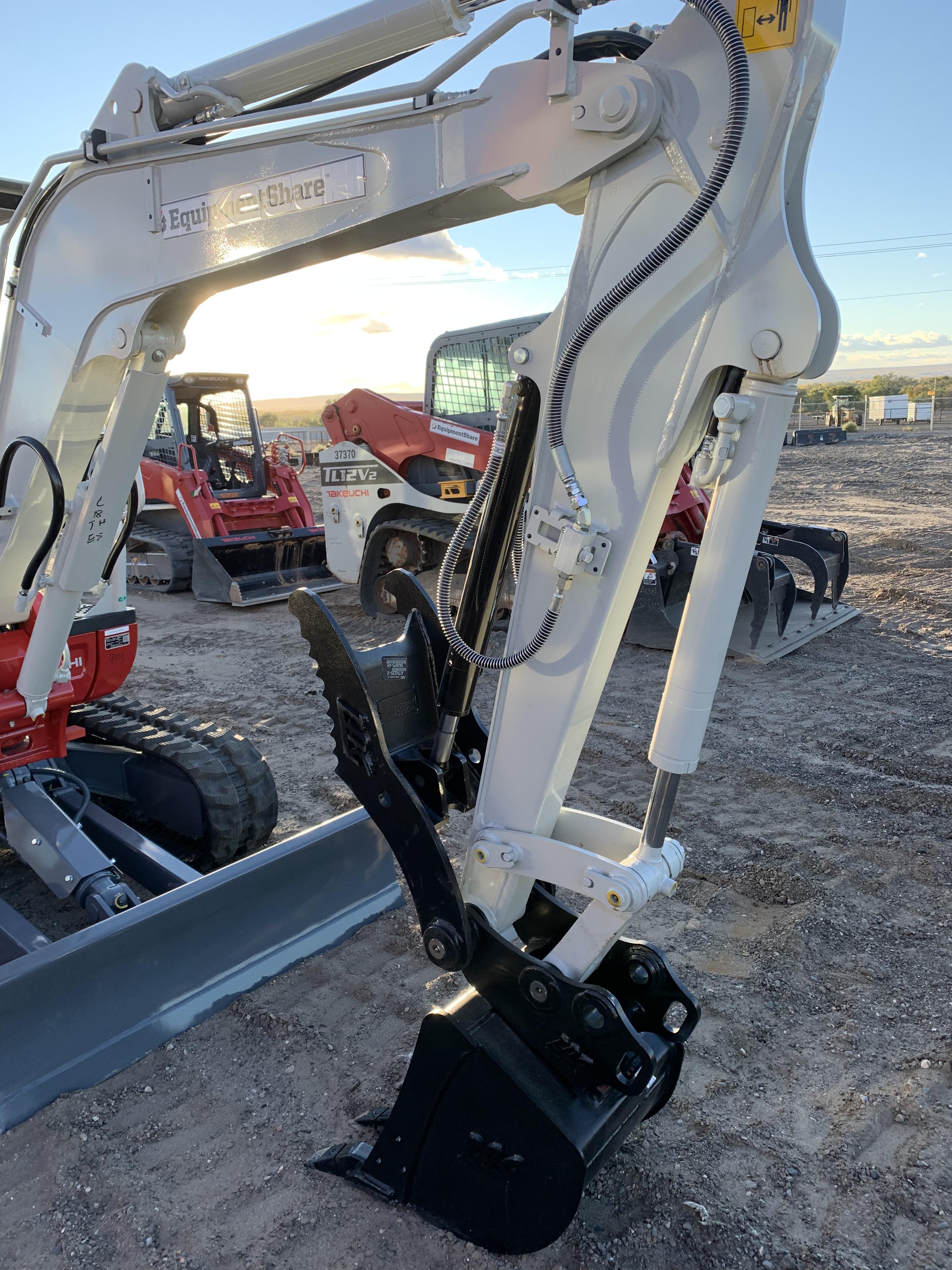 2022 TAKEUCHI TB235-2R