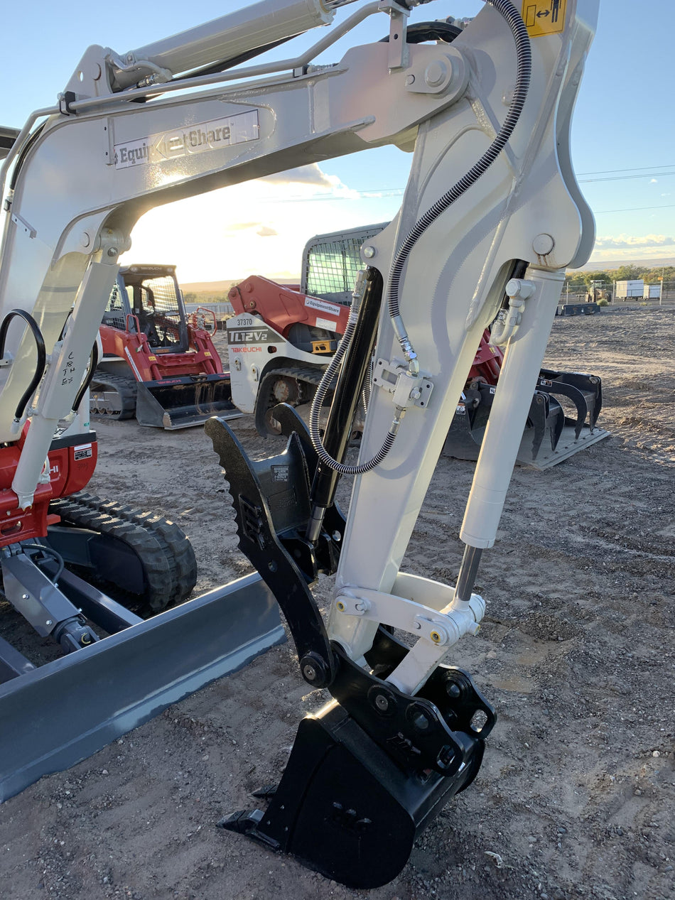 2022 TAKEUCHI TB235-2R