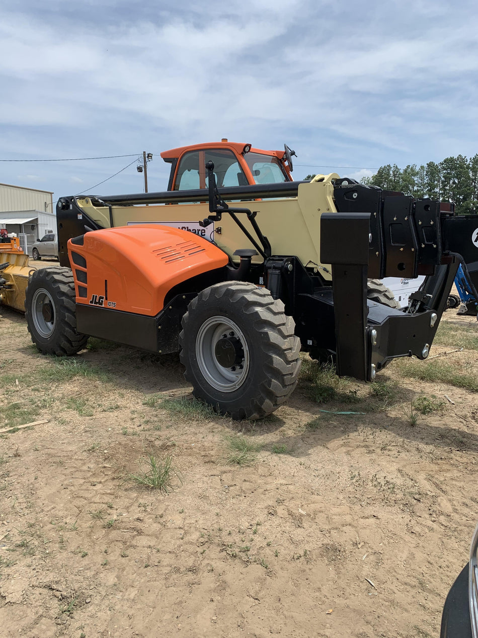 2022 JLG 1075