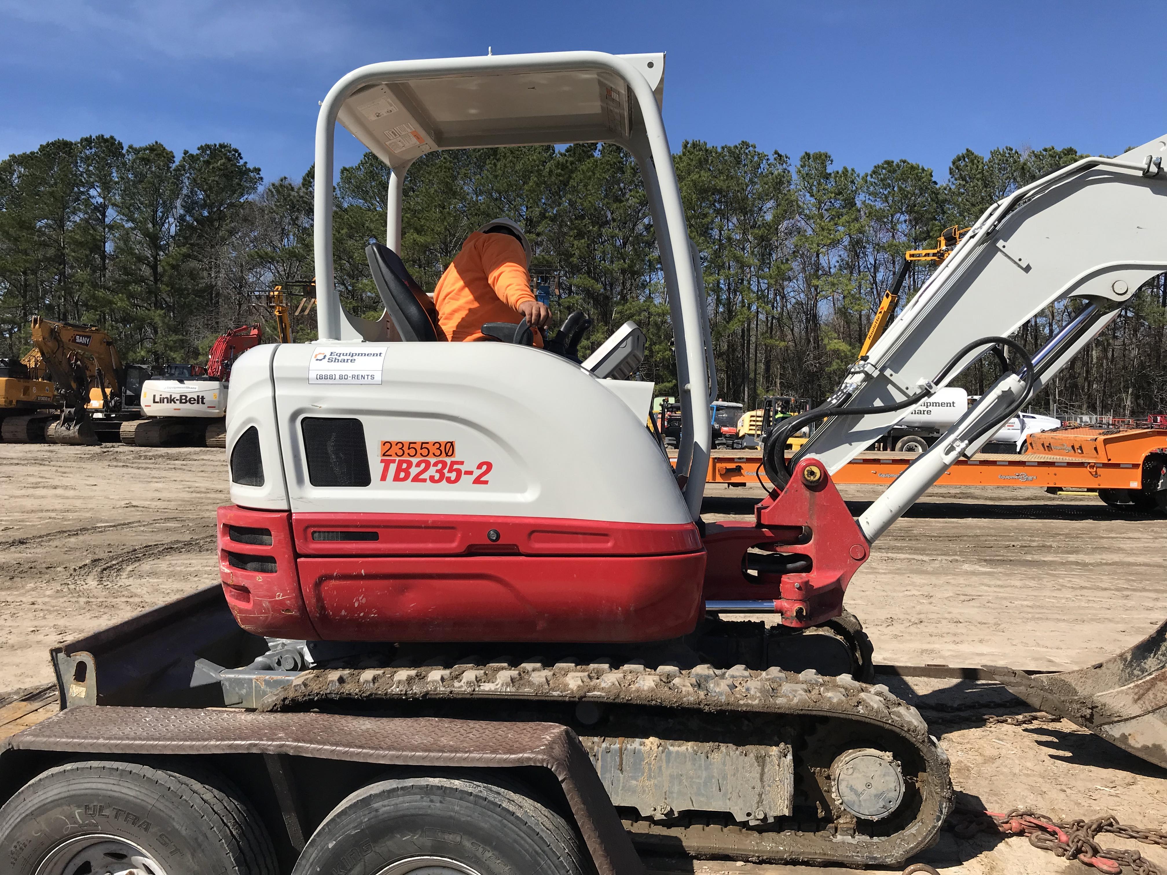 2022 TAKEUCHI TB235-2R