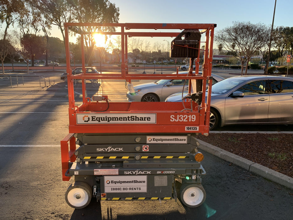 2020 Skyjack SJIII-3219 Solid NM Tires, Half height spring hinged entry gate, Dual Beacons, 800W Inverter