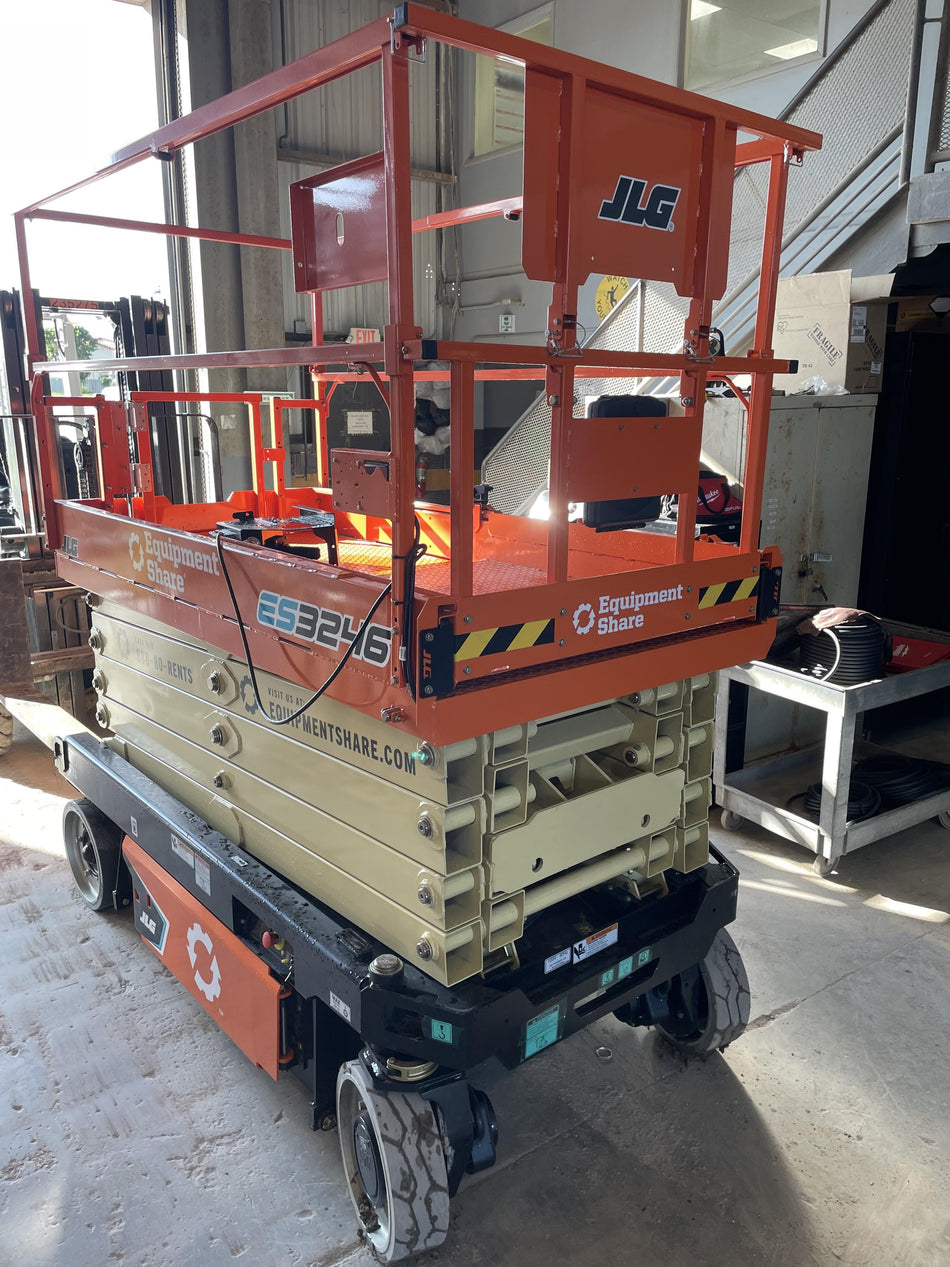 2022 JLG ES3246