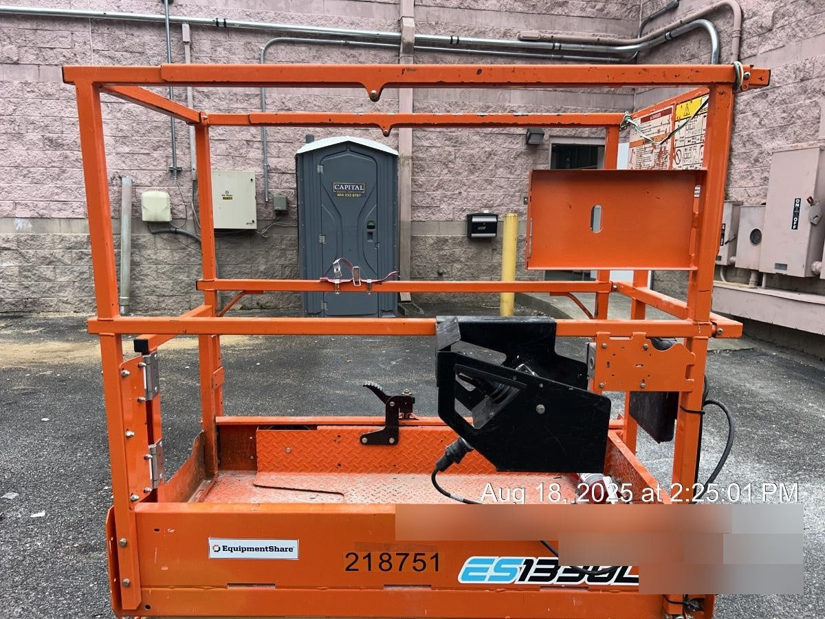 2022 JLG ES1330L