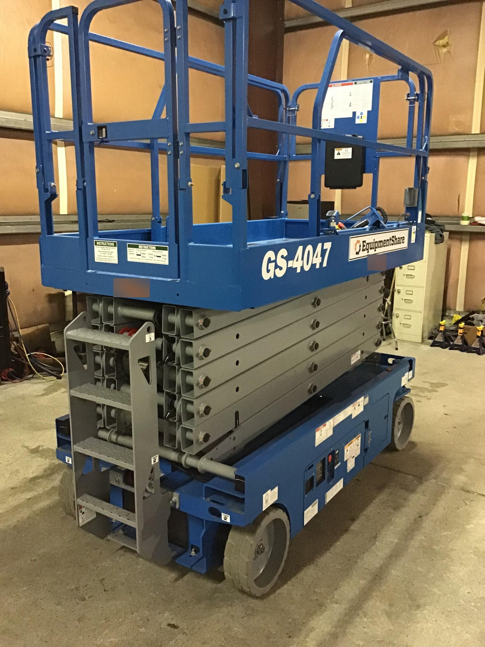 2019 Genie GS-4047 Folding rails with half height swing gate, 800W Inverter