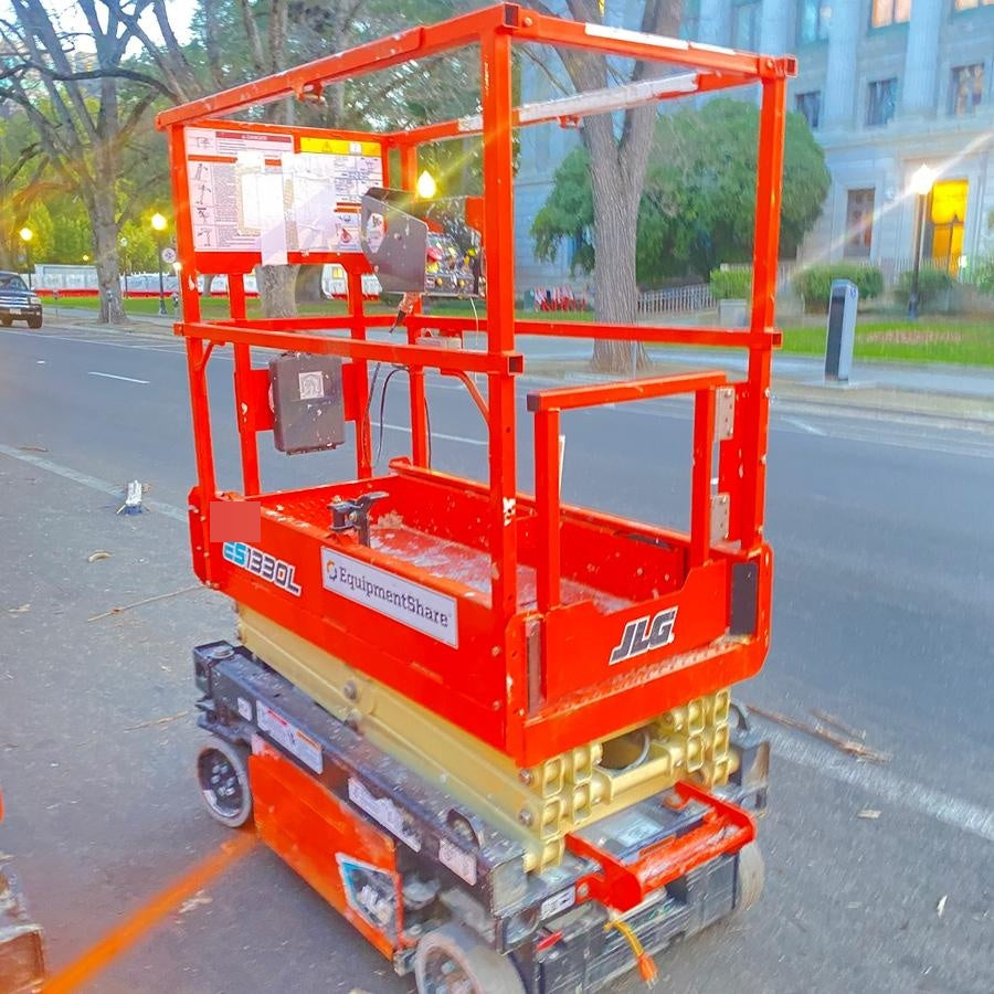 2021 JLG ES1330L
