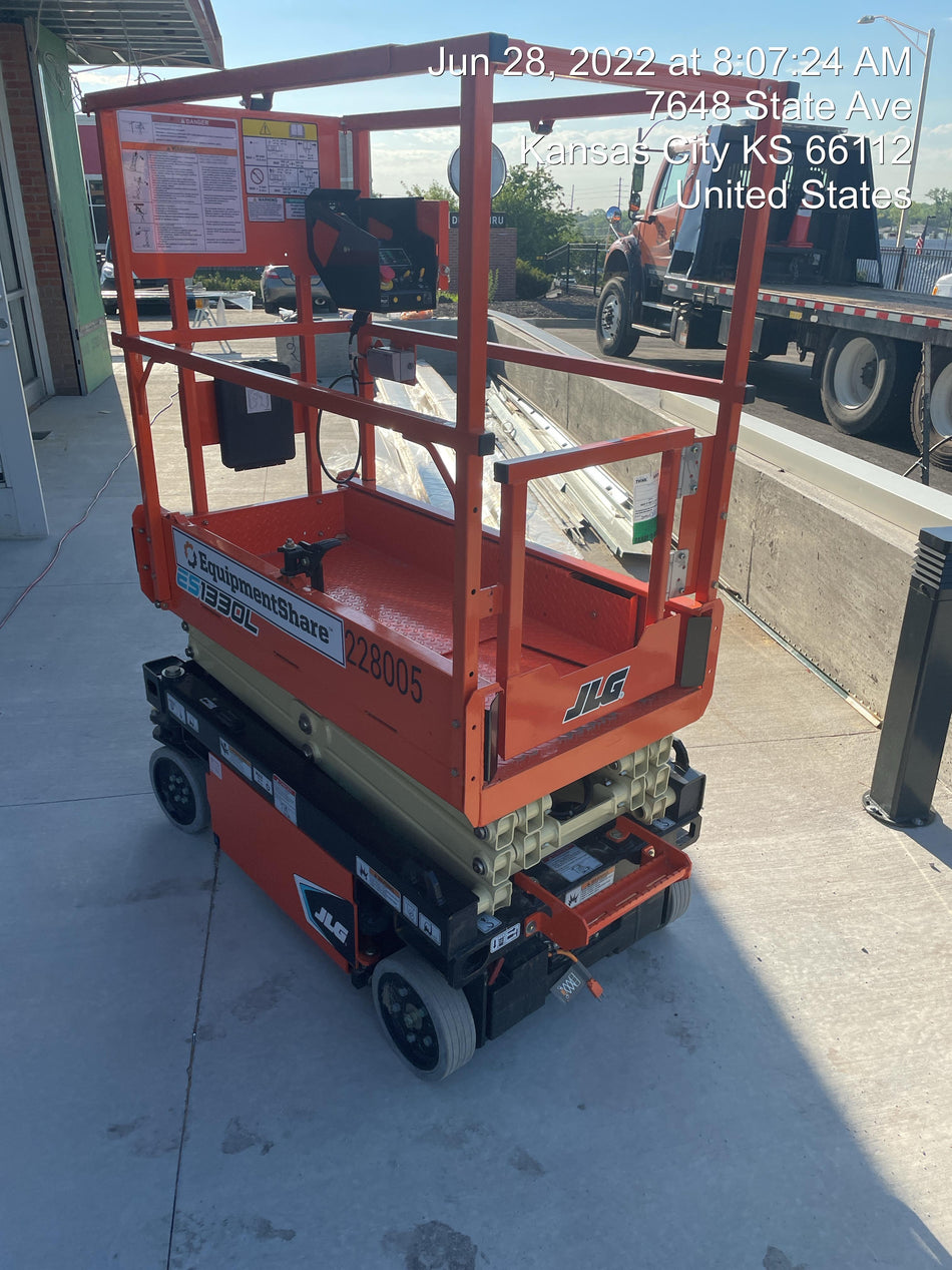 2022 JLG ES1330L