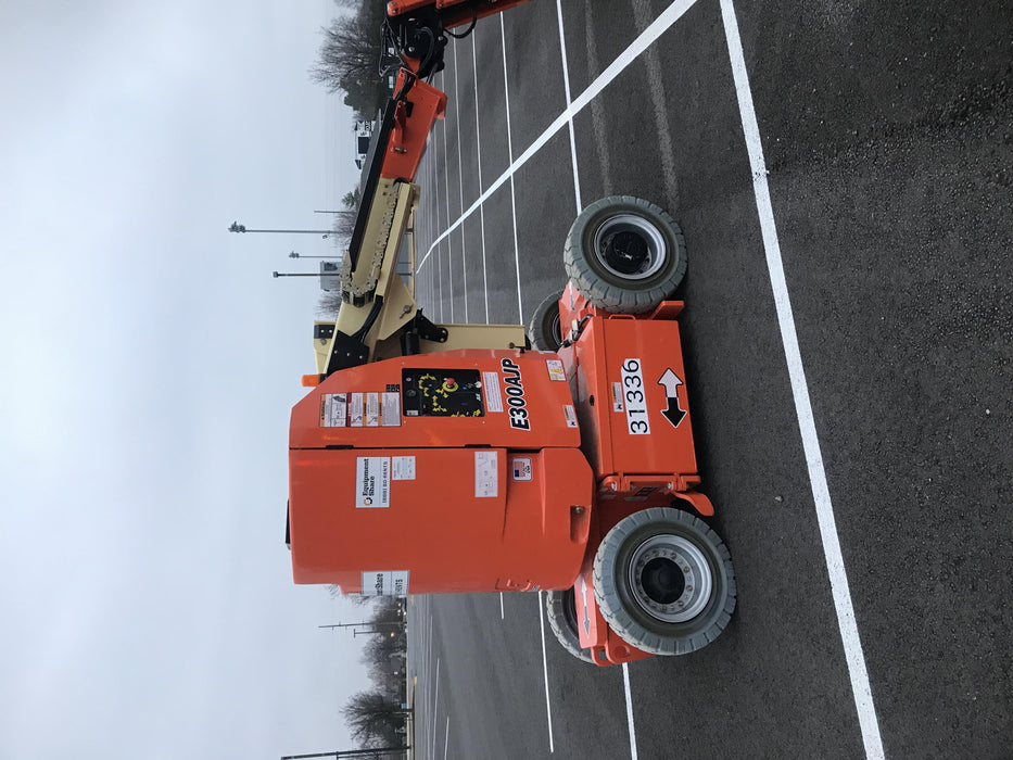 2019 JLG E300AJP