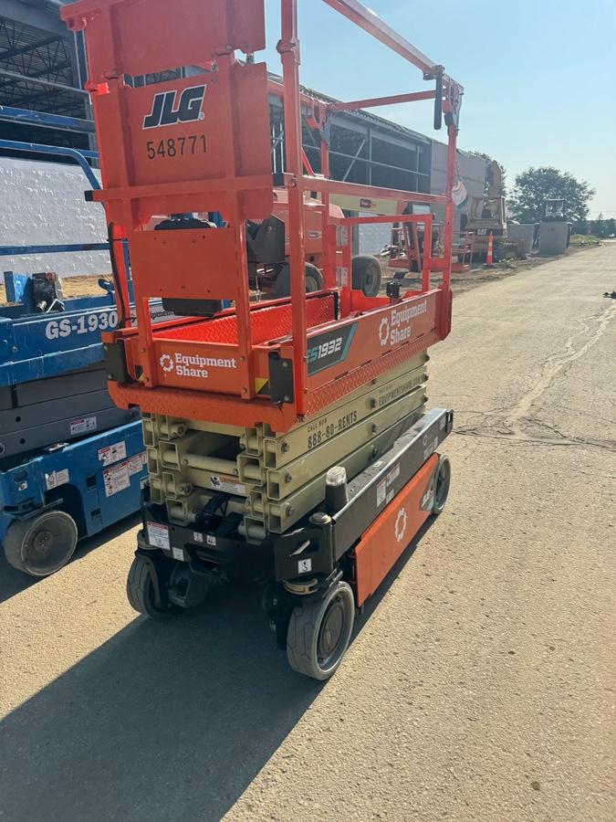 2025 JLG ES1932