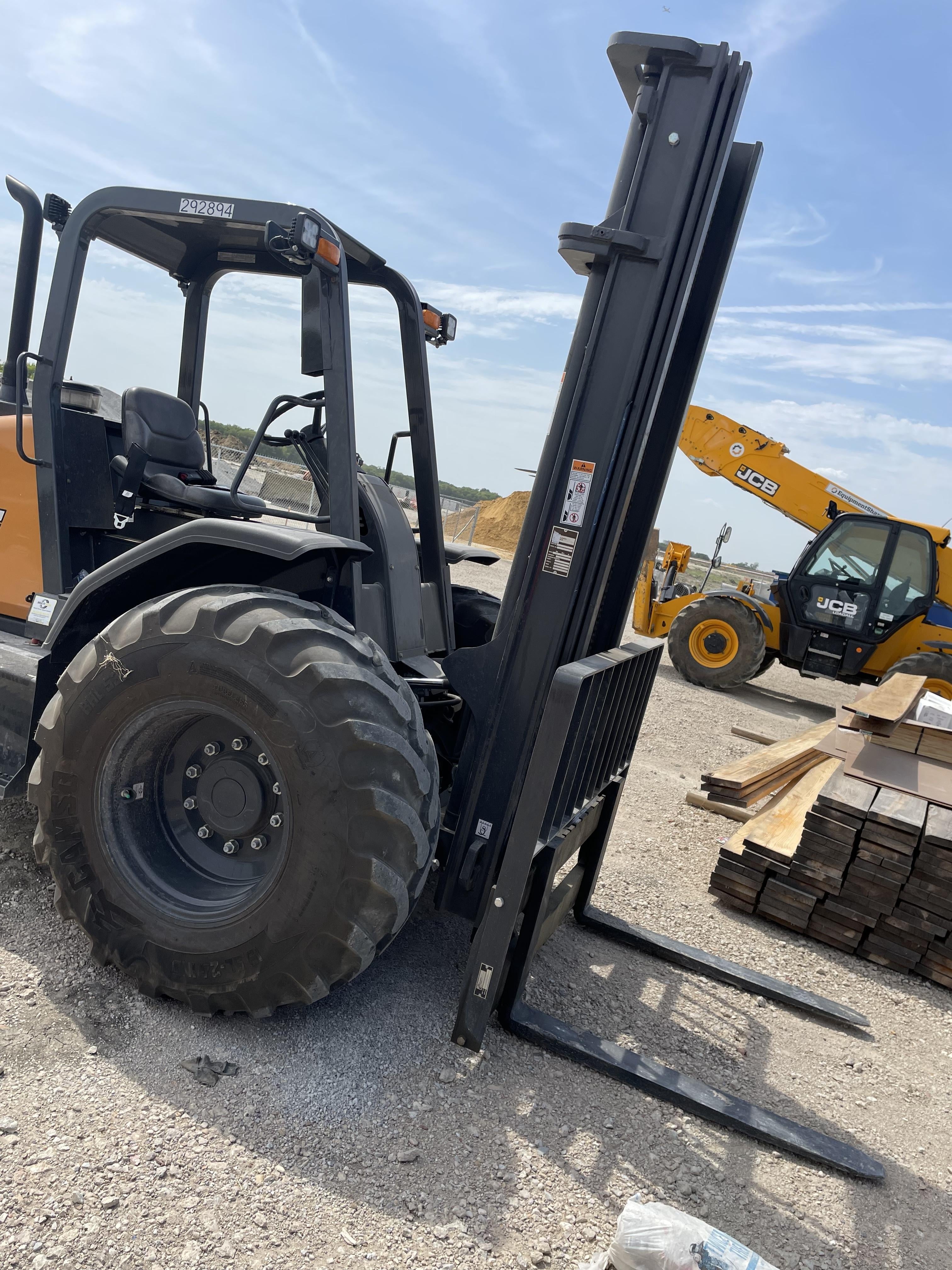 2023 CASE 588H