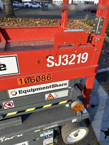 2020 Skyjack SJIII-3219 Solid NM Tires, Half height spring hinged entry gate, Dual Beacons, 800W Inverter